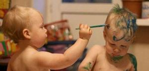 Niño pintando a otro